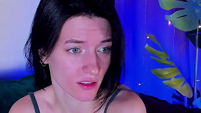 Snapshot of roxy_riot_ chatting on 02.10.25 roxy riot online show from 02.10.25