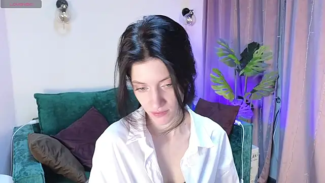 Snapshot of roxy_riot_ chatting on 02.14.25 roxy riot online show from 02.14.25