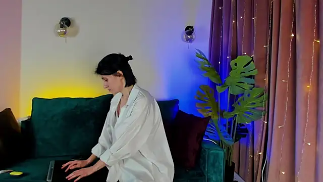 Snapshot of roxy_riot_ chatting on 02.15.25 roxy riot online show from 02.15.25