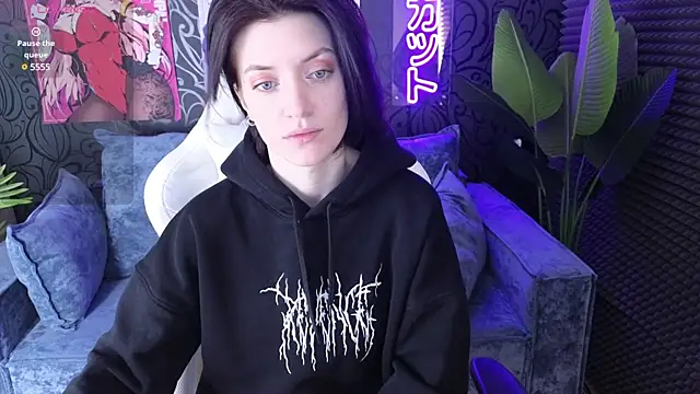 Snapshot of roxy_riot_ chatting on 02.17.25 roxy riot online show from 02.17.25