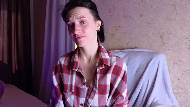 Snapshot of roxy_riot_ chatting on 02.17.25 roxy riot online show from 02.17.25