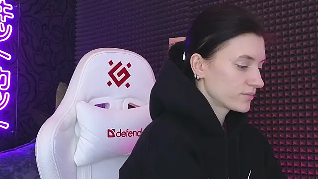 Snapshot of roxy_riot_ chatting on 03.03.25 roxy riot online show from 03.03.25