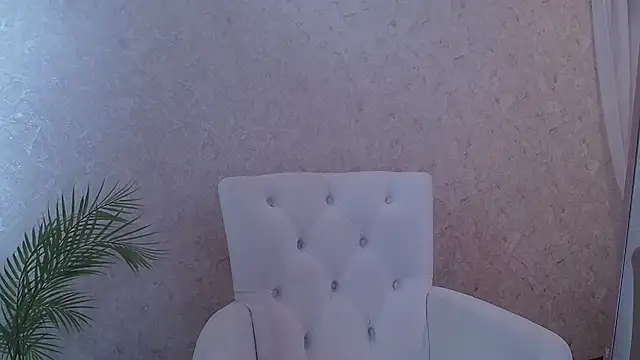 Snapshot of roxy_riot_ chatting on 03.04.25 roxy riot online show from 03.04.25