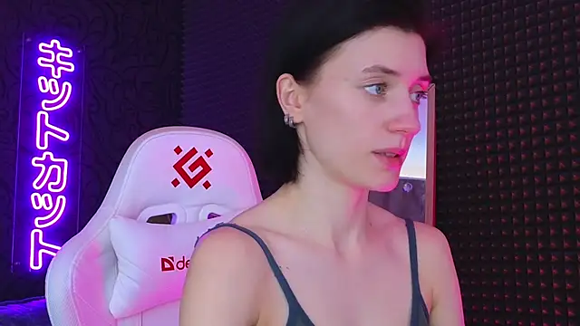 Snapshot of roxy_riot_ chatting on 03.07.25 roxy riot online show from 03.07.25