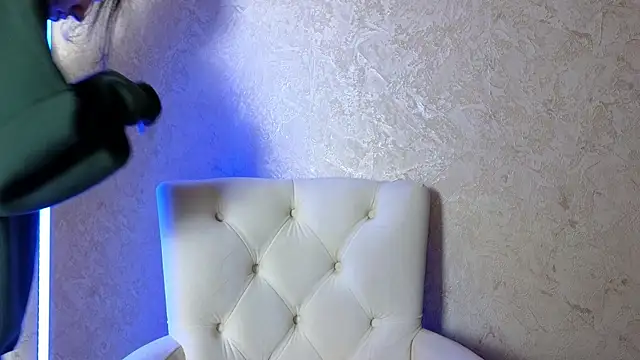 Snapshot of roxy_riot_ chatting on 03.19.25 roxy riot online show from 03.19.25