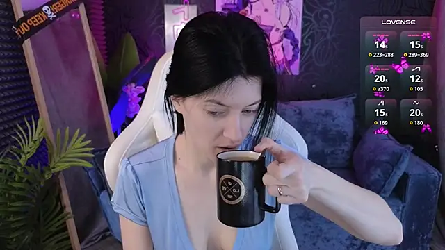 Snapshot of roxy_riot_ chatting on 11.05.25 roxy riot online show from 11.05.25