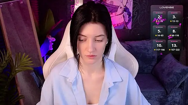 Snapshot of roxy_riot_ chatting on 11.18.25 roxy riot online show from 11.18.25