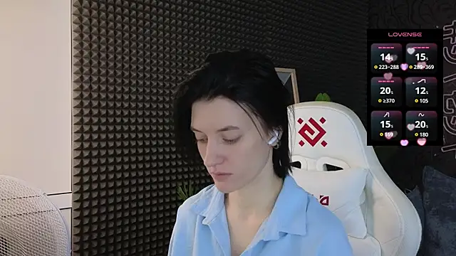 Snapshot of roxy_riot_ chatting on 12.14.25 roxy riot online show from 12.14.25