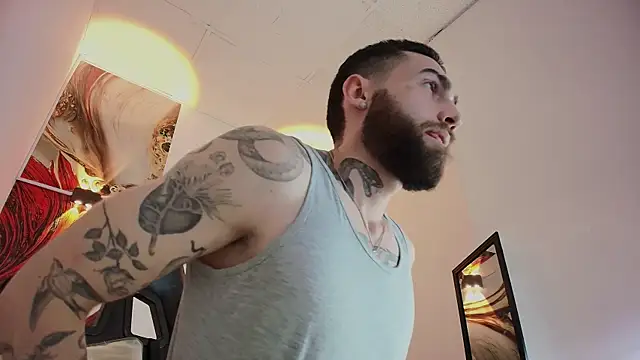 Snapshot of Luke_davis01 chatting on 10.28.25 Luke davis01 online show from 10.28.25