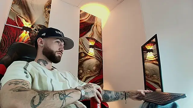 Snapshot of Luke_davis01 chatting on 10.31.25 Luke davis01 online show from 10.31.25