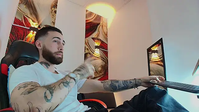 Snapshot of Luke_davis01 chatting on 11.11.25 Luke davis01 online show from 11.11.25