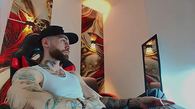 Snapshot of Luke_davis01 chatting on 12.03.25 Luke davis01 online show from 12.03.25