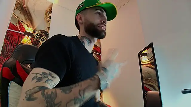 Snapshot of Luke_davis01 chatting on 12.04.25 Luke davis01 online show from 12.04.25