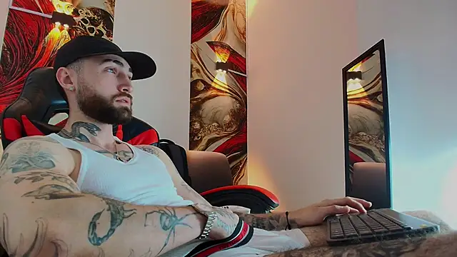 Snapshot of Luke_davis01 chatting on 12.05.25 Luke davis01 online show from 12.05.25