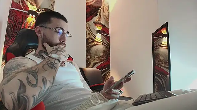 Snapshot of Luke_davis01 chatting on 12.18.25 Luke davis01 online show from 12.18.25