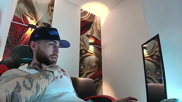 Snapshot of Luke_davis01 chatting on 12.23.25 Luke davis01 online show from 12.23.25