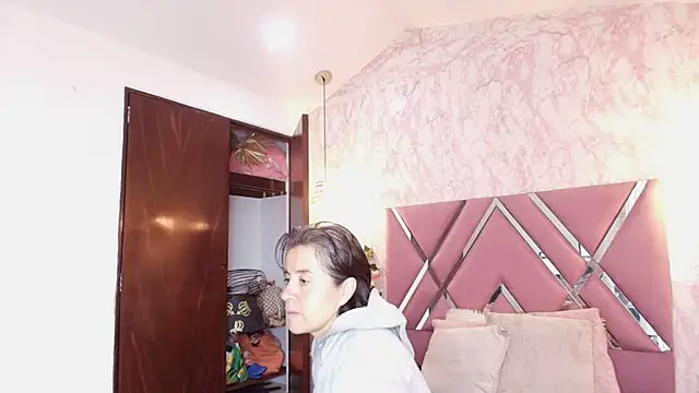 Snapshot of Saori_Sann_ chatting on 12.21.25 Saori Sann online show from 12.21.25