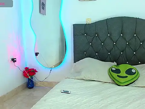 Vickyallien online show from 02.25.25