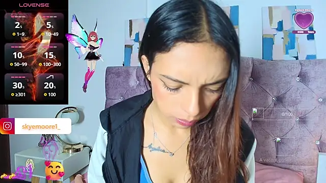 Snapshot of Skye_Moore chatting on 10.03.25 Skye Moore online show from 10.03.25