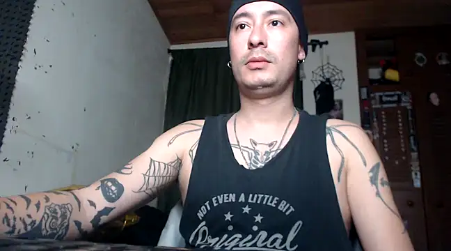 Snapshot of vampireathome chatting on 02.08.25 vampireathome online show from 02.08.25