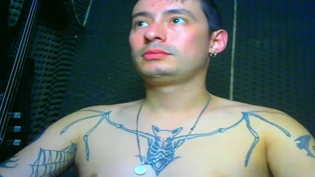 Snapshot of vampireathome chatting on 03.04.25 vampireathome online show from 03.04.25