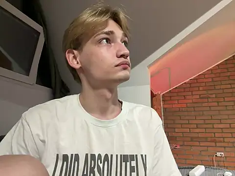 Snapshot of Julian_wins chatting on 03.19.25 Julian wins online show from 03.19.25