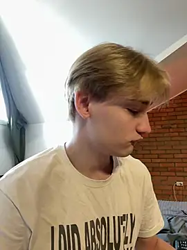 Snapshot of Julian_wins chatting on 03.20.25 Julian wins online show from 03.20.25