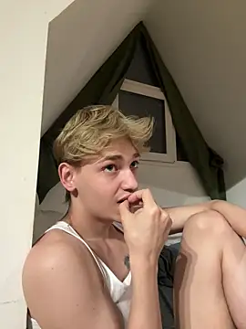 Snapshot of Julian_wins chatting on 03.21.25 Julian wins online show from 03.21.25