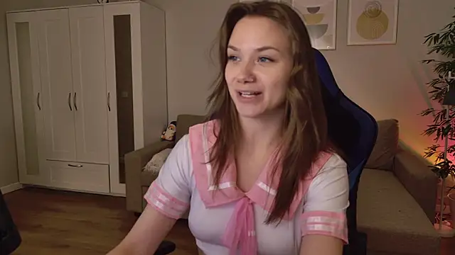 Snapshot of alexa_feels_ chatting on 06.19.26 alexa feels online show from 06.19.26