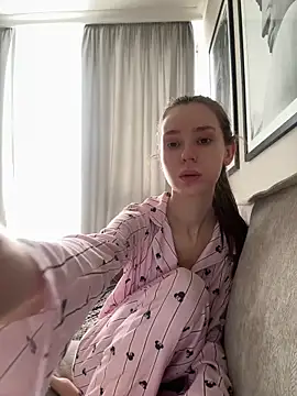 RosieMills online show from 03.04.26