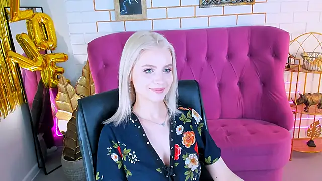 Snapshot of LeonaStane chatting on 03.05.25 LeonaStane online show from 03.05.25