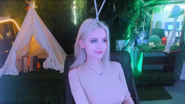 Snapshot of LeonaStane chatting on 03.22.25 LeonaStane online show from 03.22.25