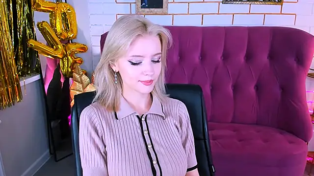Snapshot of LeonaStane chatting on 09.18.25 LeonaStane online show from 09.18.25