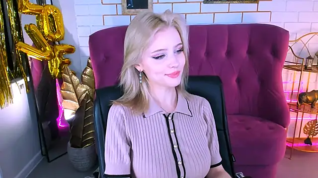 Snapshot of LeonaStane chatting on 10.16.25 LeonaStane online show from 10.16.25