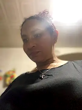 Snapshot of Carola-Ross chatting on 09.19.25 Carola-Ross online show from 09.19.25