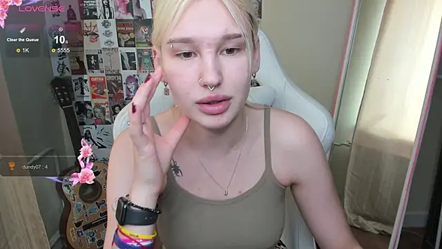 Snapshot of EvelinaLuu chatting on 05.17.26 EvelinaLuu online show from 05.17.26