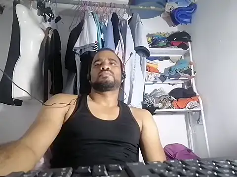 Snapshot of YOX22 chatting on 02.11.25 YOX22 online show from 02.11.25