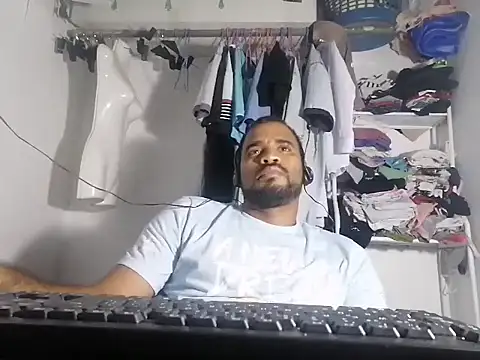 Snapshot of YOX22 chatting on 02.18.25 YOX22 online show from 02.18.25