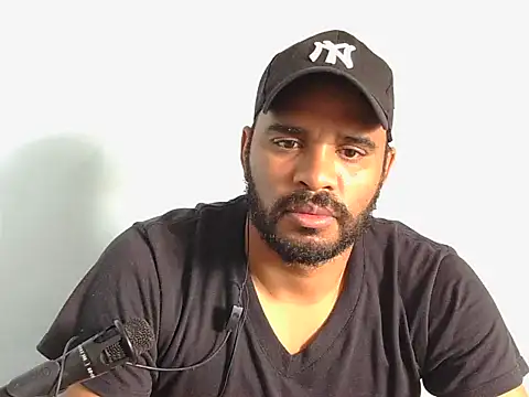 Snapshot of YOX22 chatting on 10.08.25 YOX22 online show from 10.08.25