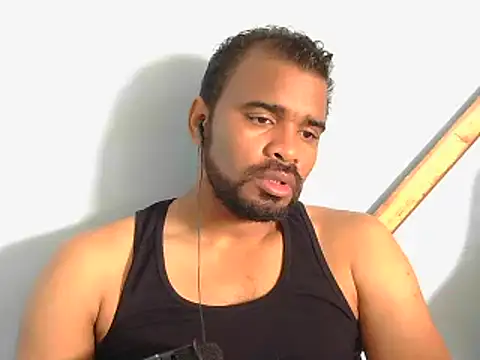 Snapshot of YOX22 chatting on 10.27.25 YOX22 online show from 10.27.25