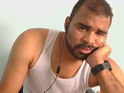 Snapshot of YOX22 chatting on 11.24.25 YOX22 online show from 11.24.25