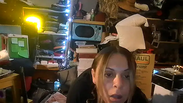 Snapshot of ShysluutGia chatting on 06.28.26 ShysluutGia online show from 06.28.26
