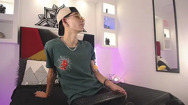 Snapshot of MaikyCooper chatting on 03.02.25 MaikyCooper online show from 03.02.25