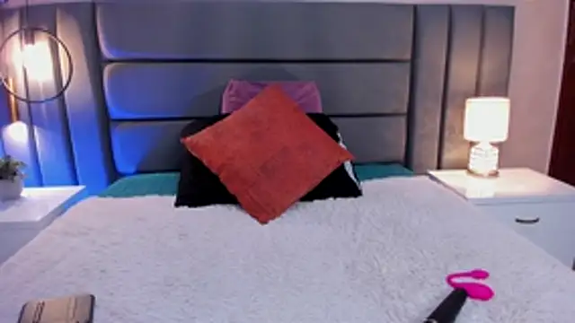 MiaHertz online show from 11.13.25