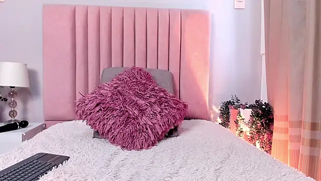 MiaHertz online show from 11.28.25