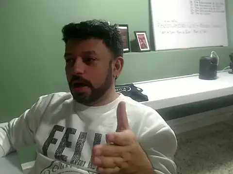 Snapshot of tonyglams chatting on 09.17.25 tonyglams online show from 09.17.25