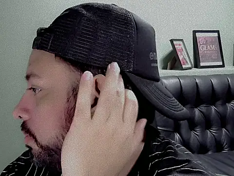 Snapshot of tonyglams chatting on 10.08.25 tonyglams online show from 10.08.25