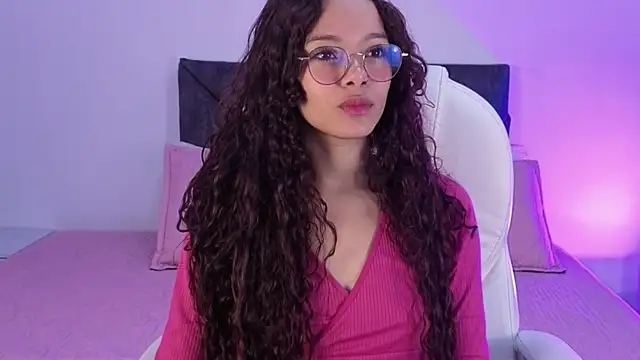 Snapshot of sara_sharma_ chatting on 09.11.25 sara sharma online show from 09.11.25