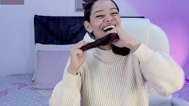 Snapshot of sara_sharma_ chatting on 10.04.25 sara sharma online show from 10.04.25