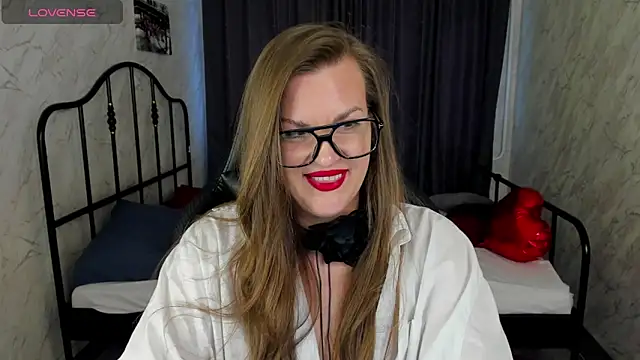 Snapshot of kamilla___moon chatting on 03.10.25 kamilla moon online show from 03.10.25